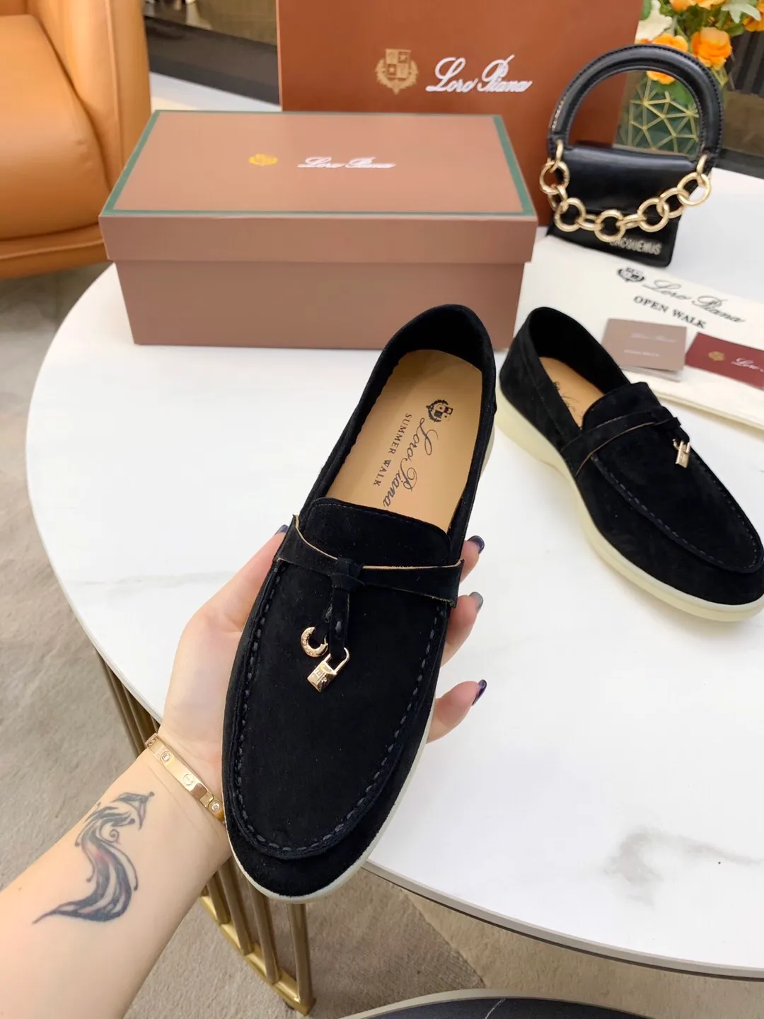 👟👟Ex-factory price👟👟Ex-factory price 480👟👟 Women's shoe factory Loro 👟👟Ex-factory price iana founded the existing Loro 👟👟Ex-factory price iana company on April 24, 1924. It is now the sixth generation of family business, providing the best quality products to customers who are discerning about taste and quality. Imported original fabrics. Imported Sheep Beijing, made of plain calfskin lining. Hand-sewn thread. Original packaging. Size: Women's 35-42, Men's 38-45, Women's 41/42, Men's 38/45. Customized and non-returnable.